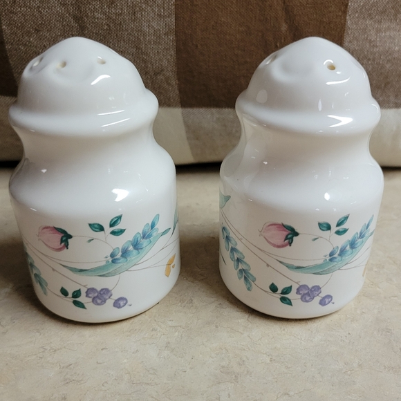 Vintage Pfaltzgraff ceramic floral pattern hand painted salt/pepper shake - Picture 4 of 8